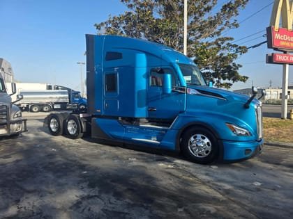 Kenworth sleeper fuelling on the way out