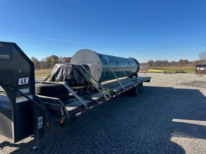 Pressure vessel secured on a step deck